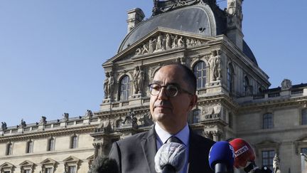 L'ancien directeur du musée du Louvre, Jean-Luc Martinez, répond aux journalistes à Paris, le 6 juillet 2020, lors de la réouverture post-confinement du musée. (FRANCOIS GUILLOT / AFP)