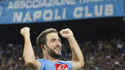 Gonzalo Higuain et les supporteurs du Napoli heureux