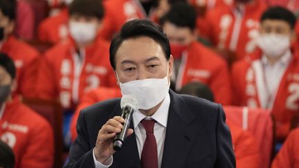 Yoon Suk-yeol, à Séoul, en Corée du Sud, le 10 mars 2022. (LEE JIN-MAN / POOL / AFP)