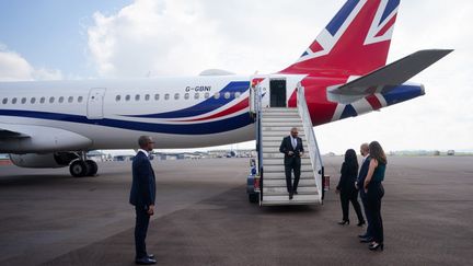 Le ministère de l'Intérieur britannique, James Cleverly, à son arrivée à Kigali (Rwanda), le 5 décembre 2023. (BEN BIRCHALL /  AFP)