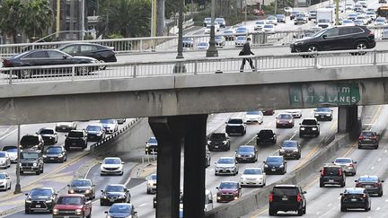 Une route traversant la ville de Los Angeles, en Californie (Etats-Unis), le 26 avril 2021. (FREDERIC J. BROWN / AFP)