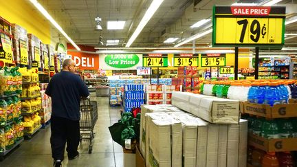 Un homme fait ses courses dans un supermarché à Montebello (Californie). Photo d'illustration. (FREDERIC J. BROWN / AFP)