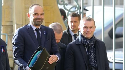 Edouard Philippe, alors Premier ministre, et Olivier Dussopt, ministre des Comptes publics, le 7 novembre 2018 à Charleville-Mézières (Ardennes) (LUDOVIC MARIN / AFP)