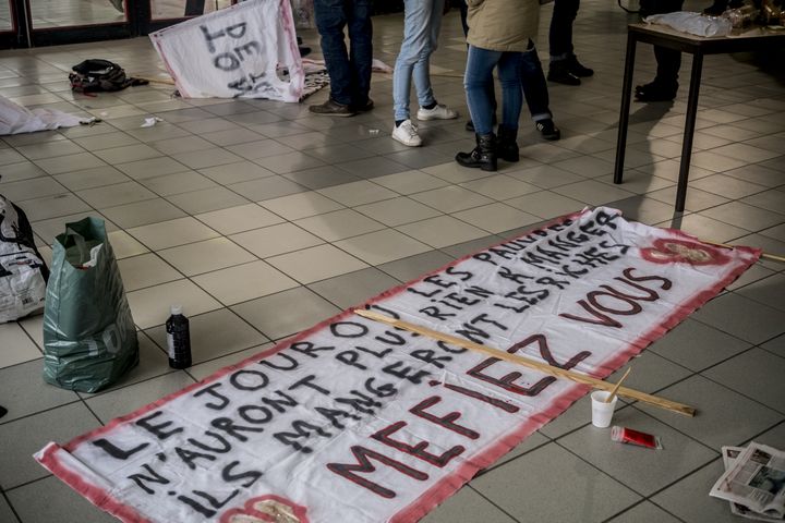 Une banderole au sol, dans le hall d'un bâtiment de Lille 3, mercredi 9 mars 2016. (JULIEN PITINOME / NURPHOTO / AFP)