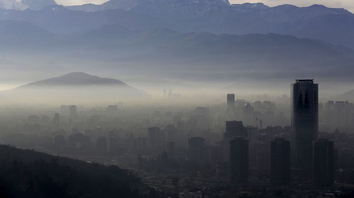 La ville de Santiago a &eacute;t&eacute; plac&eacute;e en "&eacute;tat d'urgence environnementale", lundi 22 juin 2015, alors que le Chili accueille la Copa America de football. (UESLEI MARCELINO / REUTERS)