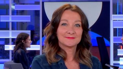 Le JT du 23h du vendredi 23 juin présenté par Séverine Larrouy sur franceinfo est consultable en ligne en replay pour voir et revoir ce journal télévisé qui décrypte l'actualité. Retrouvez les dernières infos de la semaine, l'Eurozapping, les grands reportages, les interviews et les explications de la rédaction sur toute l’actualité nationale et internationale. (FRANCEINFO)