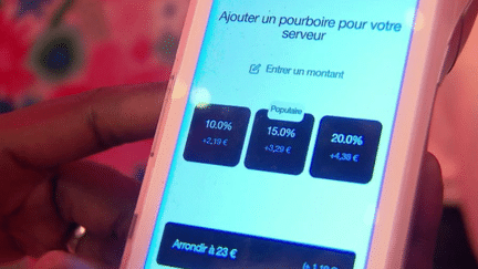 De plus en plus de restaurants proposent, au moment de payer l'addition, un pourboire sur le terminal bancaire. Une pratique qui divise aussi bien les clients que les restaurateurs.