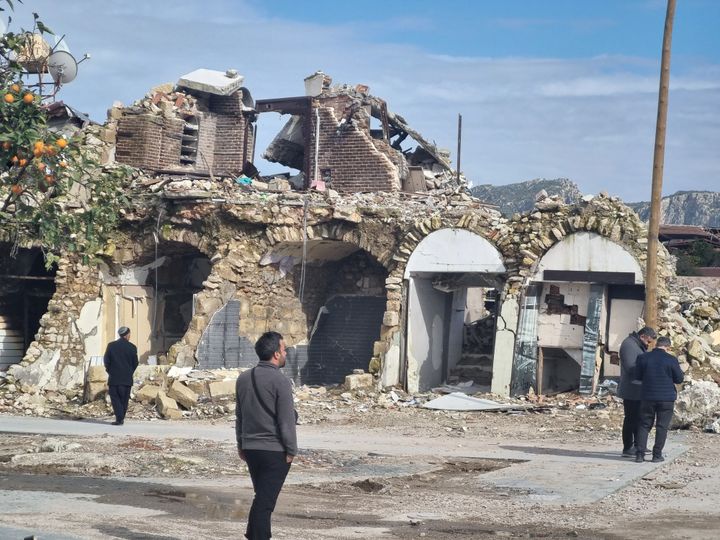 Les boutiques de la rue commerçante d'Antioche, février 2024. (MARIE-PIERRE VEROT / FRANCEINFO)