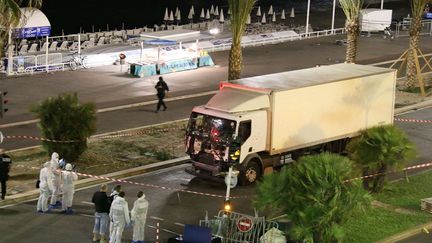 Les autorités établissent un périmètre de sécurité autour du camion-bélier utilisé par un terroriste pour tuer 86 personnes, le 14 juillet 2016, sur la promenade des Anglais à Nice (Alpes-Maritimes). (SASHA GOLDSMITH / AP / SIPA)