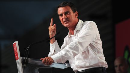 Le Premier ministre Manuel Valls prononce un discours lors de l'universit&eacute; d'&eacute;t&eacute; du PS &agrave; La Rochelle (Charente-Maritime), le 30 ao&ucirc;t 2015. (XAVIER LEOTY / AFP)