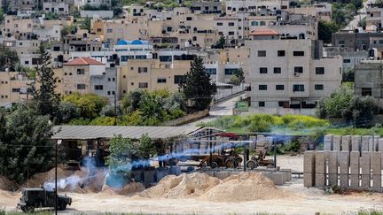 Un véhicule militaire israélien dans le camp de Jénine (territoire palestinien), le 9 avril 2022. (JAAFAR ASHTIYEH / AFP)