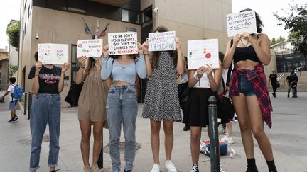 Manifestation surprise de collégiennes sur l'habillement devant le collège Campra à Aix-en-Provence (Bouches-du-Rhône), le 18 septembre 2020. (TOMASELLI ANTOINE / MAXPPP)