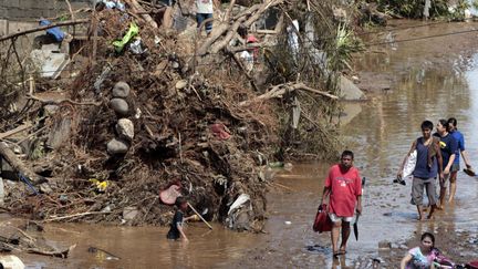 Selon des t&eacute;moins, des villages entiers ont &eacute;t&eacute; balay&eacute;s, des routes et des ponts d&eacute;truits, comme ici &agrave;&nbsp;Cagayan de Oro. (DENNIS M. SABANGAN /&nbsp;EPA / MAXPPP)