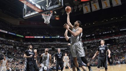 Tim Duncan domine face à la raquette de Minesota (D. CLARKE EVANS / NBAE / GETTY IMAGES)