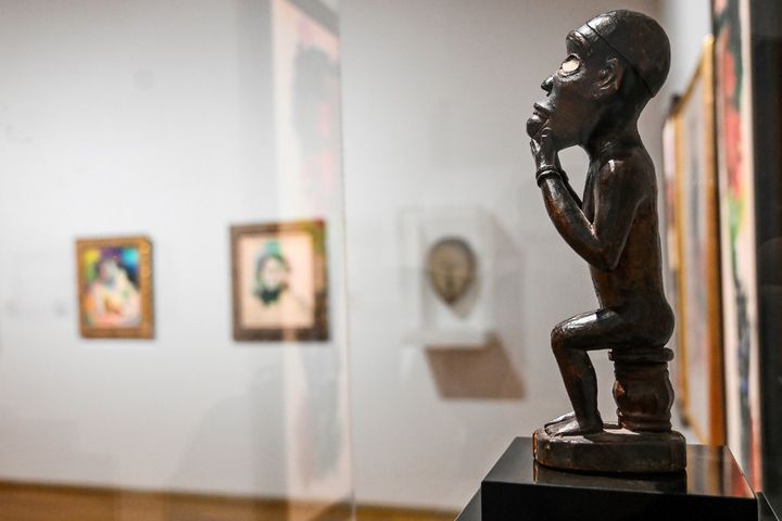 Statuette africaine ayant appartenu à Henri Matisse dans l'exposition&nbsp;"Devenir Matisse, ce que les maîtres ont de meilleur" au Musée Matisse du&nbsp;Cateau-Cambrésis (Nord). (DENIS CHARLET / AFP)