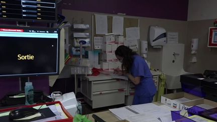 Les cyber-attaques touchent de plus en plus les centres hospitaliers. L’hôpital de Vitry-le-François, dans la Marne, en a été la cible.&nbsp;Le&nbsp;piratage est venu de l’étranger.&nbsp;Une demande de rançon a même été exigée pour ne pas divulguer les informations confidentielles dérobées.&nbsp; (FRANCE 3)