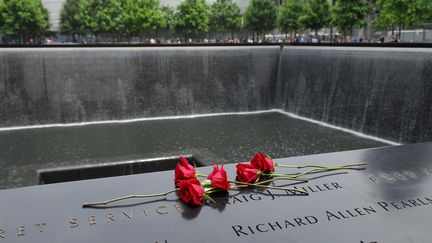 Le 9/11 Memorial a été inauguré le 11 septembre 2011 à New York, à l'endroit où se trouvaient précédemment les deux tours du World Trade Center. Deux bassins carrés symbolisent les tours jumelles. Ils sont alimentés par des chutes d'eau s'écoulant le long des murs. Les noms des victimes ont été gravés sur les deux bassins. Le musée, qui leur est dédié, rassemble des souvenirs de la journée du 11 septembre 2001: une paire de chaussures, une paire de lunettes ou encore un portefeuille. Aujourd'hui, le 9/11 Memorial fait partie des monuments sacrés à New York. Il a accueilli plus de 20 millions de visiteurs depuis son ouverture. L'attentat du World Trade Center, le 11 septembre 2001, a tué 2977 personnes. (CITIZENSIDE/ROY CARATOZZOLO III / citizenside.com)