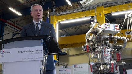 Le ministre de l'Economie et des finances durant sa visite à Vernon, dans l'Eure, le 6 décembre 2021. (ERIC PIERMONT / AFP)