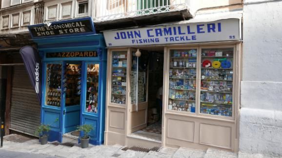 Des boutiques dans leur jus dans la vieille ville de La Valette (EMMANUEL LANGLOIS)