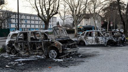 Des voitures ont été brûlées lors d'émeutes dans le quartier Mistral à Grenoble (Isère), le 5 mars 2019. (JEAN-PIERRE CLATOT / AFP)