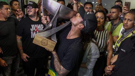 Gabriel Medina, Champion du monde de surf, à l'aéroport de Sao Paulo (Brésil), le 22 décembre 2018. (MIGUEL SCHINCARIOL / AFP)