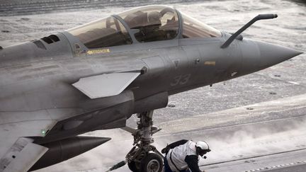 Un avion de chasse Rafale, le 2 novembre 2010, sur le porte-avion "Charles De Gaulle", au large de la Corse.&nbsp; (JOEL SAGET / AFP)