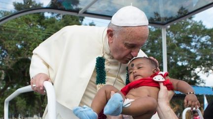 Le pape Fran&ccedil;ois embrasse un enfant au Sri Lanka, le 14 janvier 2015. (EYEPRESS NEWS / AFP)