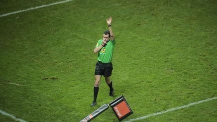 Un arbitre fait appel à l'arbitrage vidéo, le 30 décembre 2017, lors du match entre le&nbsp;Stade Français et l'Union Bordeaux-Begles.&nbsp; (STEPHANE ALLAMAN / AFP)