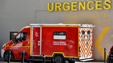 Un camion de pompiers devant le CHU de Nantes (Loire-Atlantique), le 16 mars 2017.&nbsp; (LOIC VENANCE / AFP)