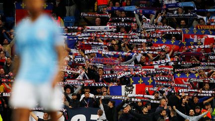 Des supporters lyonnais, le 19 septembre 2018 à Manchester (Royaume-Uni). (PHIL NOBLE / REUTERS)