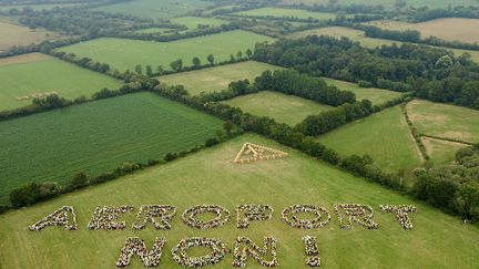 Mobilisation d'opposants au projet d'aéroport de Notre Dame des Landes, formant une chaîne humaine, sur un des champs du site, le 25 juin 2006.&nbsp; (ALAIN JOCARD / AFP)