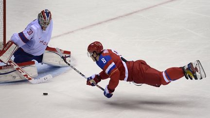 Le Russe Alexandre Ovechkine (&agrave; d.) tente de marquer un but face au gardien norv&eacute;gien Lars Haugen, en phase de qualifications, le 18 f&eacute;vrier 2014. (ALEXANDER NEMENOV / AFP)