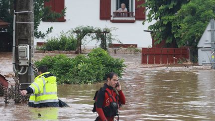 Les secours interviennent apr&egrave;s les inondations &agrave; Cambo-les-Bains (Pyr&eacute;n&eacute;es-Atlantiques), le 4 juillet 2014. (DANIEL VELEZ / AFP)