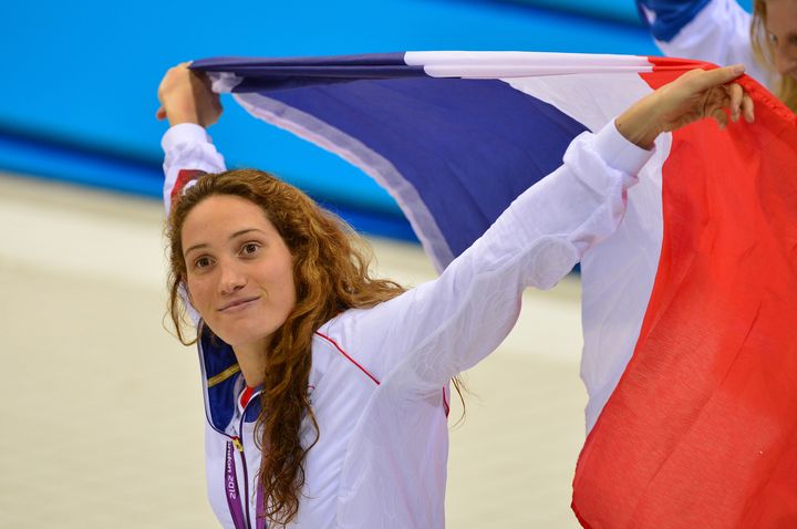 Camille Muffat c&eacute;l&egrave;bre son titre olympique au&nbsp;400 m nage libre, le 29 juillet 2012, aux Jeux olympiques de Londres (Royaume-Uni).&nbsp; (GABRIEL BOUYS / AFP)