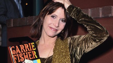 A partir du mlilieu des années 80, Carrie Fisher va surtout se consacrer à l'écriture, avec son premier roman inspiré de sa vie&nbsp;Podcards from the Edge, sorti en 1987, qui raconte les coulisses d'un Hollywood bien sombre. Comme son roman&nbsp;Delusions of Grandma, sorti en 1994.&nbsp; (SGRANITZ / WIREIMAGE)