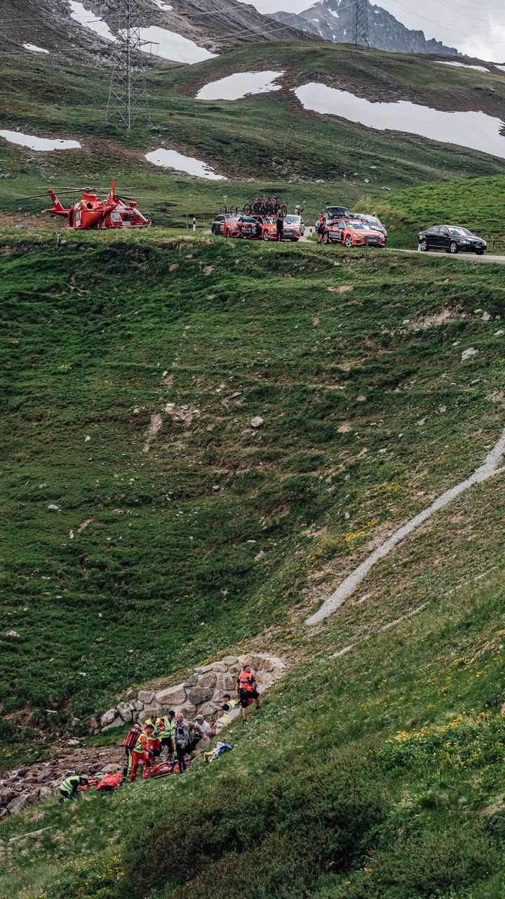 Les secours dépêchés s'affairent autour du Suisse Gino Mäder, à la suite de sa chute lors de la 5e étape du Tour de Suisse, le 15 juin 2023. (ZAC WILLIAMS / SIPA)