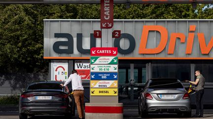 Des automobilistes font le plein à une station-service à Faches-Thumesnil (Nord), le 10 août 2023. (SAMEER AL-DOUMY / AFP)