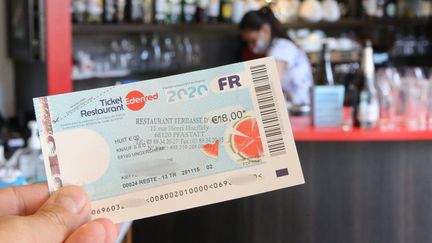 A partir du 1er juillet 2022, le plafond journalier des tickets restaurant repasse&nbsp;de 38 à 19 euros. (MAXPPP)