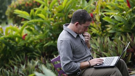 Glenn Greenwald, le journaliste du "Guardian" &agrave; l'origine de l'affaire Snowden, se pr&eacute;pare &agrave; une interview, le 9 juillet 2013 &agrave; Rio de Janeiro (Br&eacute;sil).&nbsp; (SERGIO MORAES / REUTERS)