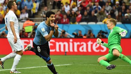 Luis Suarez fête son but sous les yeux de Joe Hart et Phil Jagielka