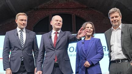 Christian Lindner, Olaf Scholz, Annalena Baerbock&nbsp;et Robert Habeck, membres&nbsp;de la nouvelle coalition en Allemagne, présentent leur gouvernement à Berlin, le 24 novembre 2021. (KAY NIETFELD / DPA / AFP)