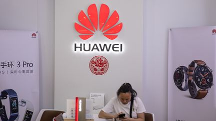 Huawei va devoir réduire sa production à cause des sanctions américaines à son encontre. (ROMAN PILIPEY / EPA)