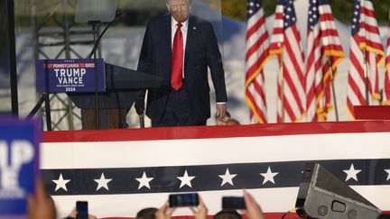 Donald Trump de retour à Butler, en Pennsylvanie, le 5 octobre 2024. Mais cette fois, le meeting s'est tenu derrière une vitre pare-balles, une tentative d'assassinat l'y ayant visé le 13 juillet. (JEFF SWENSEN / GETTY IMAGES NORTH AMERICA)