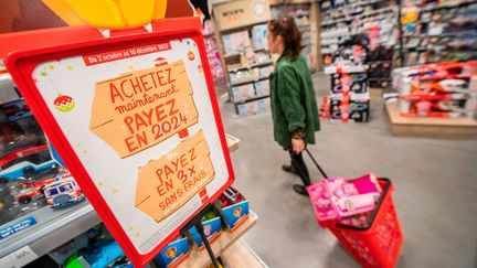 Un magasin propose de payer en plusieurs fois les achats de Noël, à Aurillac (Cantal) le 4 décembre 2023 (JEREMIE FULLERINGER / MAXPPP)