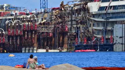 L'&eacute;pave du "Costa Concordia", au large de l'&icirc;le italienne du Giglio, dimanche 13 juillet 2014. &nbsp; (GIUSEPPE CACACE / AFP)