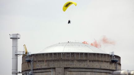 Un militant de Greenpeace survole la centrale du Bugey (Ain), le 2 mai 2012.&nbsp; (LAGAZETA / GREENPEACE)