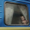 Une petite fille dans un train quittant la gare de Pokrovsk (Ukraine), le 20 août 2024, en raison de l'avancée de l'armée russe. (PATRICK MIETTE / FRANCE TELEVISIONS)