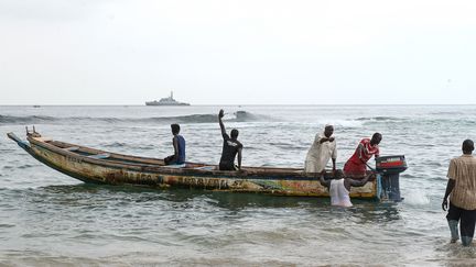 Local fishermen prepare a canoe for a rescue operation in Ouakam, Dakar (Senegal), July 24, 2023. (SEYLLOU / AFP)