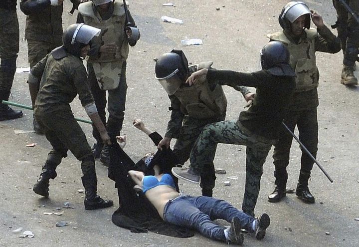 Une manifestante anonyme, surnommée "Blue bra girl" ("la fille au soutien-gorge bleu"), est victime de la répression des&nbsp;forces de sécurité au Caire (Egypte), en 2011. (REUTERS)