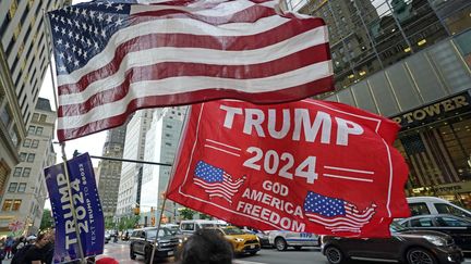 Des partisans de l'ancien président américain et candidat républicain à la présidentielle Donald Trump se sont rassemblés devant la Trump Tower, après sa condamnation lors de son procès criminel à New York, le 30 mai 2024. (TIMOTHY A. CLARY / AFP)